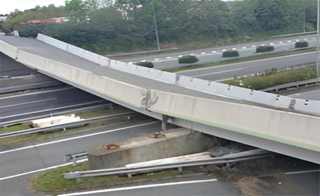 熊本地震により倒壊したロッキング橋脚