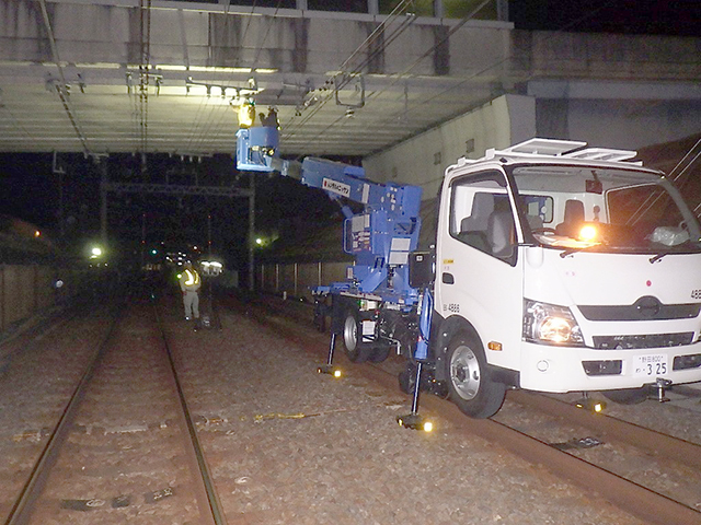 線路内での跨線橋点検